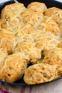 Fluffige Pizzabrötchen als Partysnack - in einer Panpizzaform gebacken, mit Tomatenflocken und Oregano im Teig werden die Luftigen Brötchen zum "Abzupfen" aus dem Brotkranz serviert.