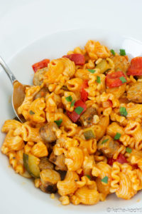 Cremige Bratwurstpasta mit buntem Gemüse