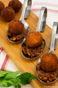 Mozzarellabällchen auf Tomatenpesto - auf dem Löffel angerichtet
