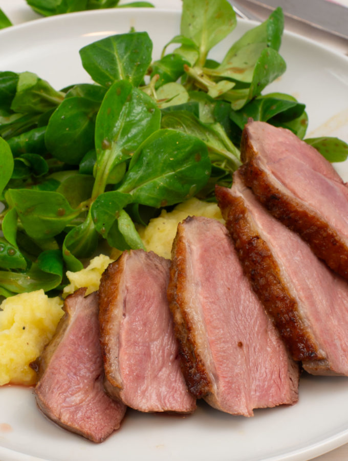 Entenbrust auf Kartoffel-Pastinakenpüree mit Feldsalat