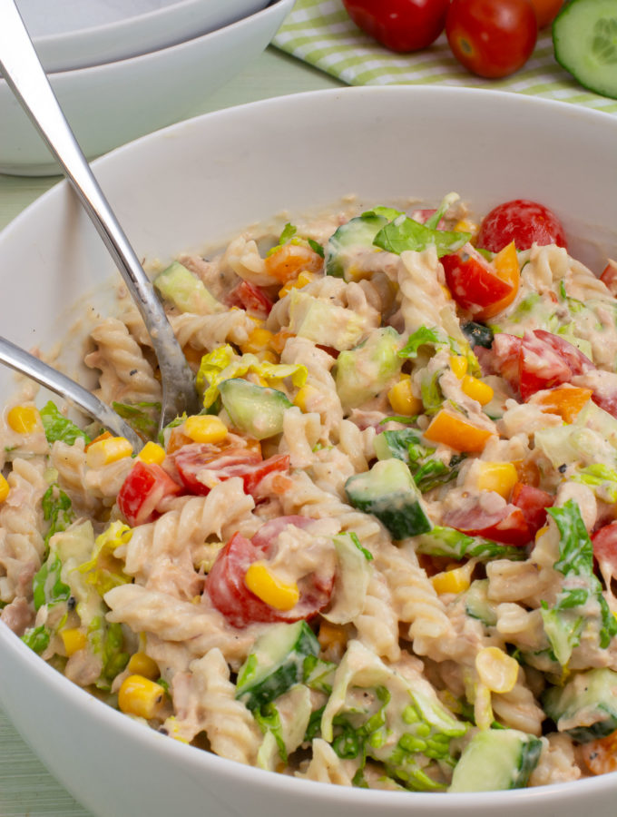 Leichter Thunfisch-Nudelsalat mit viel grünem Salat und Tomaten