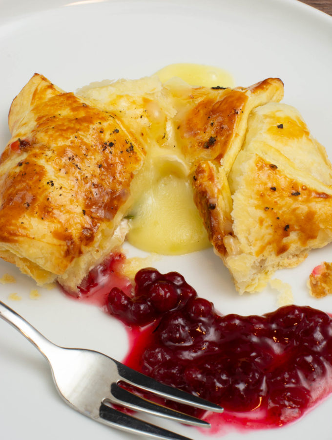 Gebackener Camembert im Blätterteig mit Preiselbeeren als Vorspeise