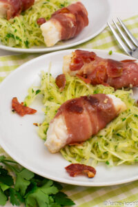 Kabeljau im Schinkenband auf Krautsalat