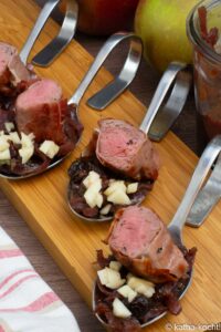 Lammfilet im Schinkenband auf Zwiebelchutney - angerichtet auf einem Löffel / Servierlöffel