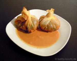 Frühlingsrollen-Beutelchen mit Lachs und Gemüse Frühlingsrollen-Beutelchen mit Lachs