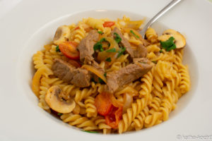 Geschnetzeltes in Wein-Sahnesauce mit Tomaten und Parmesan Geschnetzeltes in Wein-Sahnesauce mit Pasta