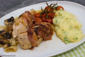 Hähnchenbrust im Speckmantel mit Gemüse in Weißweinsoße und Kräuterstampfkartoffeln Hähnchenbrust im Speckmantel