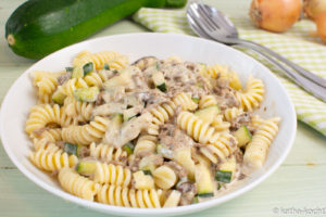 NUDELN MIT HACKFLEISCH, CHAMPIGNONS UND ZUCCHINI IN KÄSESAUCE