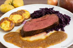 Rehbraten in Rotwein mit halben halben Backkartoffeln und Rotkohl