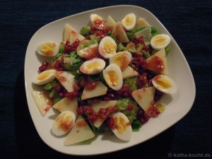 Rosenkohlsalat mit Pecorino, Wachteleiern, Granatapfel und Feigendressing