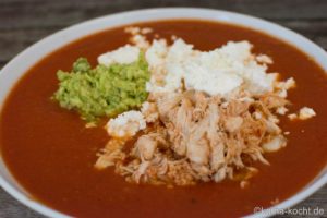 Tomatensuppe mit Hähnchenbrust und Avocado