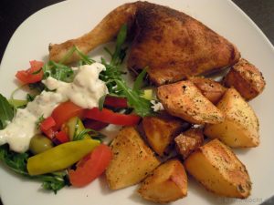 brathähnchenschenkel mit buntem salat