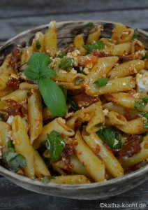 Nudelsalat mit getrockneten Tomaten und Schafskäse Nudelsalat mit getrockneten Tomaten und Schafskäse