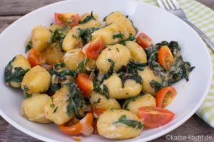 Gnocchi-Pfanne mit Spinat, Tomaten und Käse