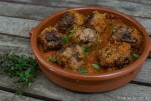Thymian-Hackbällchen in Tomatensauce