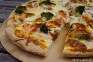 Lachs Pizza mit Garnelen und Sauce Hollandaise Lachs Pizza mit Garnelen und Sauce Hollandaise