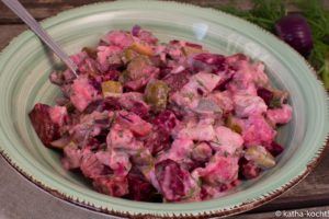 Matjessalat mit Gurken und roter Bete Matjessalat mit Gewürzgurken und roter Bete