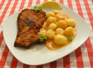 Kalbsschnitzel mit Gnocchi in Parmesan-Wein-Sauce