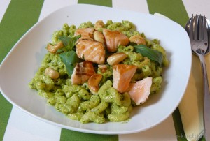 Hörnchennudeln mit Thai-Pesto und Lachs Hörnchennudeln mit Thai-Pesto und Lachs