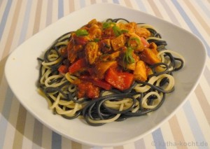 Schwarz-Weiße Pasta mit bunter Sauce