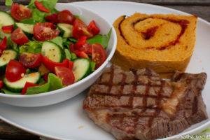 Steak mit Paprika Brotschnecke und schnellem Salat