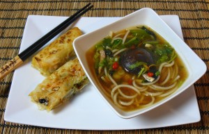 Ph? Bò und vietnamesische Frühlingsröllchen