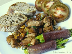 Iberico-Pilzpfanne mit Spargelspitzen in Rinderschinken