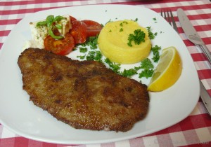 Kalbsschnitzel mit Polenta und Tomate-Mozzarella