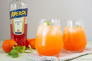 Aperol-Spritz mit Orangensaft und Koriander Aperol-Spritz mit Orangensaft und Koriander