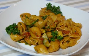 Conchiglie mit Herzmuscheln und Zucchini