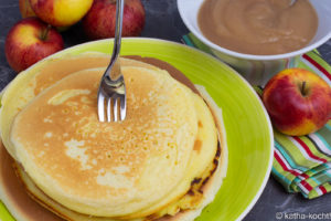 Pfannkuchen / Eierkuchen mit Apfelmus, Zimt und Zucker Eierkuchen mit Apfelmus - die Eierkuchen sind auf einem Teller gestapelt und werden mit einem Schälchen Apfelmus serviert