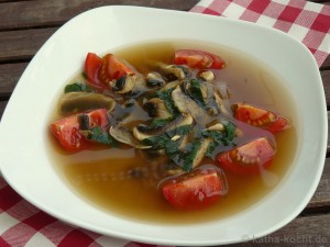 Bikini-Süppchen mit Champignons und Tomate Bikini-Süppchen mit Champignons und Tomate