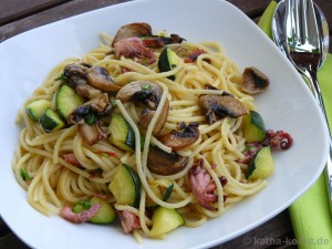 Pasta mit kleinen Polpos, Champignons und Zucchini