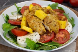Bunter Curry-Hähnchen Salat mit Mango und Mozzarella Bunter Curry-Hähnchen Salat mit Mango und Mozzarella