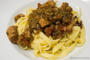 Schweineragout mit Zitronen und Tomaten