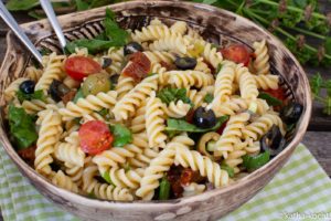 Mediterraner Nudelsalat mit Sardellen und Kapern Mediterraner Nudelsalat mit Sardellen und Kapern