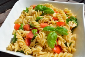 Nudelsalat mit Tomate und Mozzarella Nudelsalat mit Tomate und Mozzarella