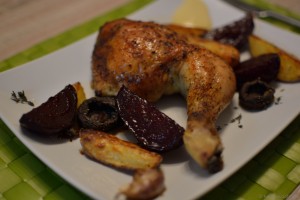 Knusprige Hähnchenkeule mit gebackener roter Beete Knusprige Hähnchenkeule mit gebackener roter Beete