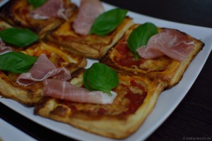 Blätterteigteilchen mit Tomaten-Paprikasauce und Schinken