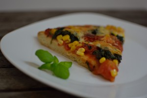 Salami Pizza mit Spinat und Mais