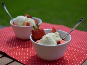 Erdbeerbecher mit Vanilleeis