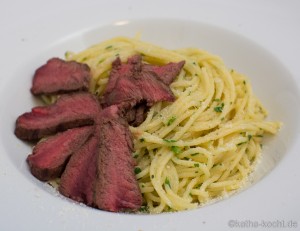 Spaghetti in Kräuterbutter mit Rinderfiletstreifen
