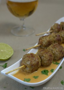 Curry-Wurstbällchen am Spieß