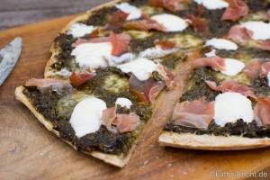 Dinkel Pizza mit Brennessel Pesto und Parmaschinken Dinkel Pizza mit Brennessel Pesto und Parmaschinken