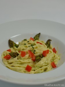 Tagliatelle mit grünem Spargelpesto