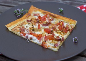 Blätterteigpizza mit Speck und Tomaten Blätterteigpizza mit Speck und Tomaten