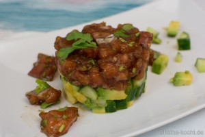 Lachs Tartar auf Gurke-Avocado Salat Lachs Tartar auf Gurke-Avocado Salat
