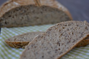 Dinkelbrot mit Haferflocken und Leinsamen