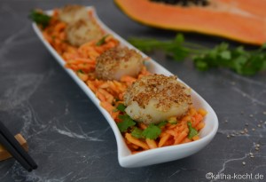 Jakobsmuscheln auf Papaya-Koriander Salat