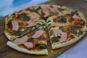 Pizza mit Mangold und Räucherlachs auf Honig-Senf-Sauce Pizza mit Mangold und Räucherlachs auf Honig-Senf Sauce